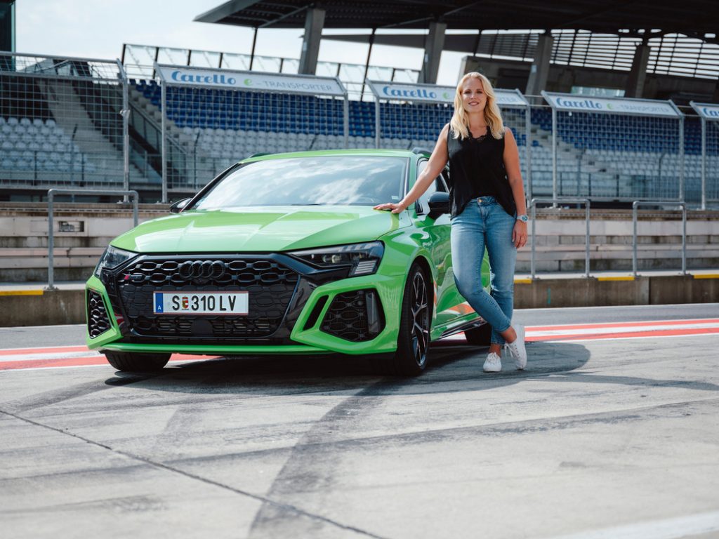 Mit Vollgas gegen Vorurteile – Rennfahrerin Laura Kraihamer im Interview