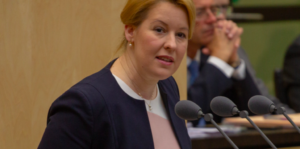 Die deutsche Familienministerin Giffey fordert eine Frau pro Vorstand