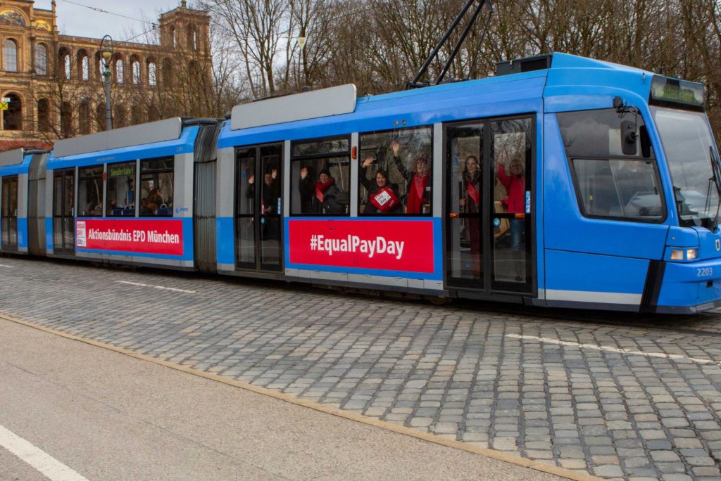 Eine Tram für Lohngerechtigkeit