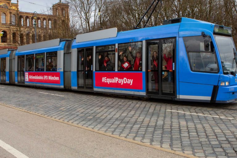 Eine Tram für Lohngerechtigkeit