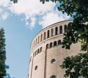 Der Kopf ist rund, damit das Denken die Richtung ändern kann