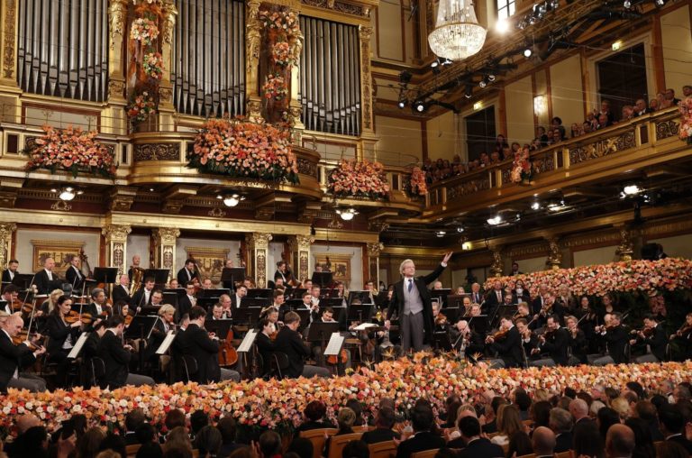 „Es wäre an der Zeit, den nächsten, mutigen Schritt zu wagen und das Neujahrskonzert 2025 von einer Frau dirigieren zu lassen.“