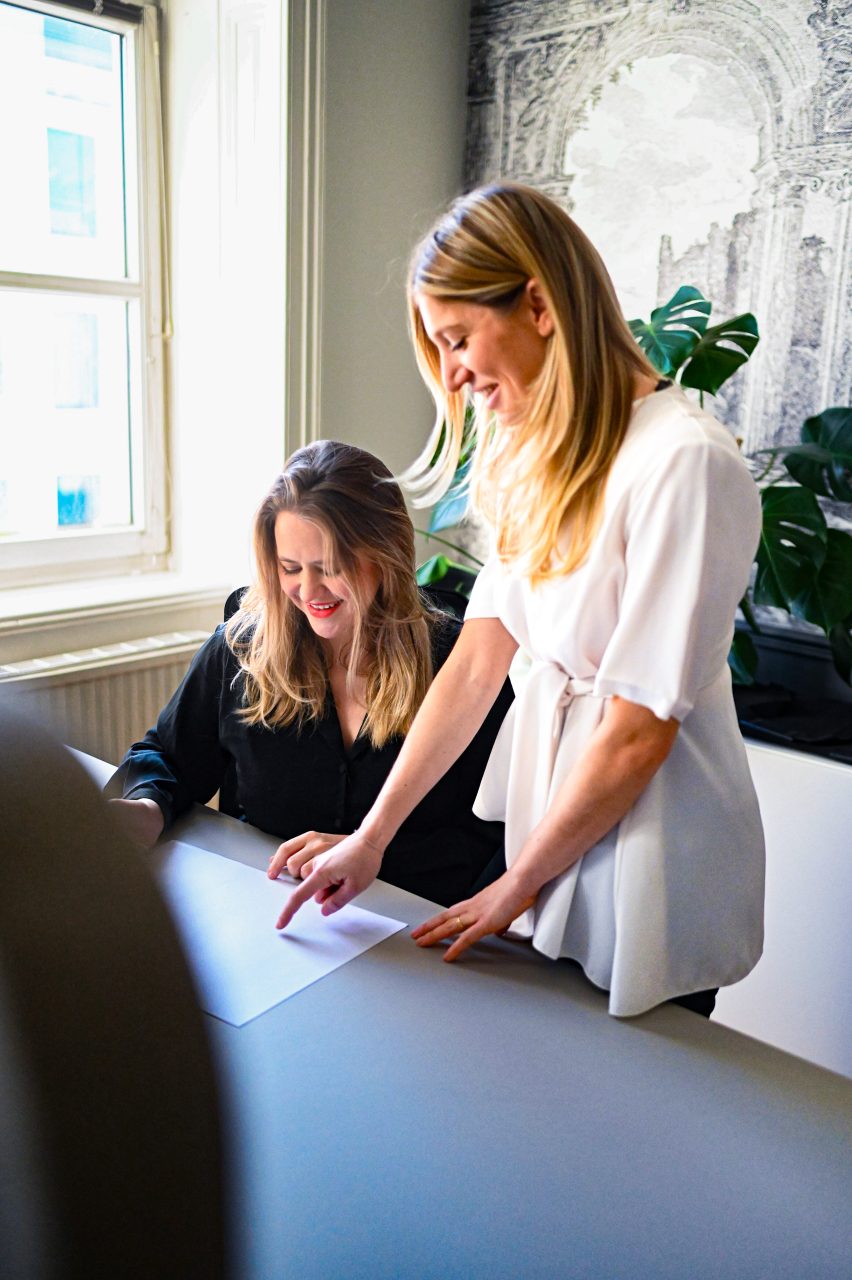 Die Gründerinnen Janet Kuschert und Laura Eisl am Schreibtisch