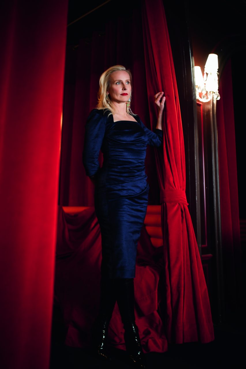 Unternehmerin Eveline Steinberger im „Victoria Dress", ca. 700€. Alles über lenahoschek.com