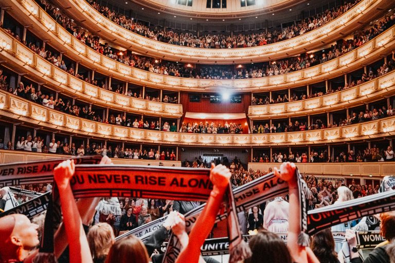 Wenn 2.000 Frauen die Staatsoper zum Klingen bringen.