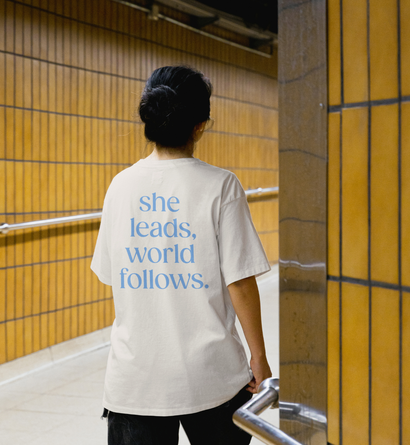 „she leads, world follows“ T-Shirt
