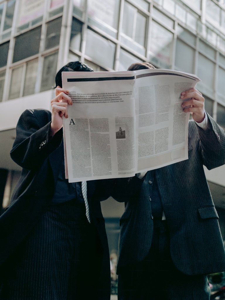 Nur ein Drittel Frauen: Medien zeigen Macht weiterhin männlich.