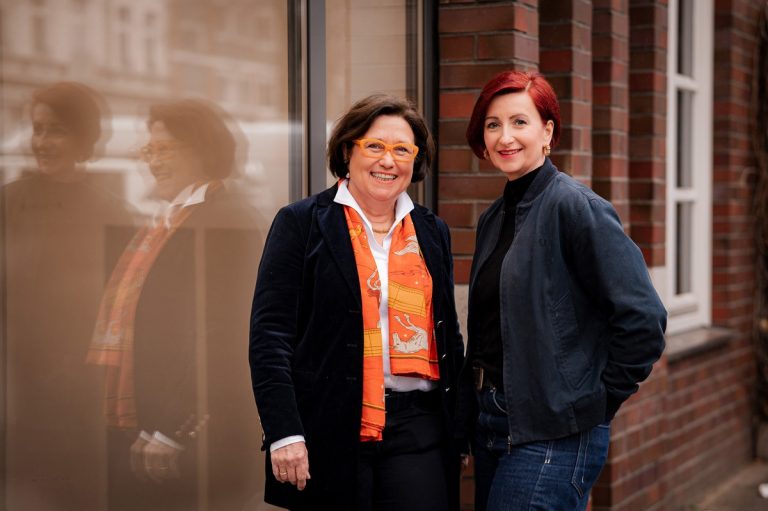 Katrin Schaudig und Katrin Simonsen: „Du bist in der Menopause und deine Frauenärzt:in sagt, da musst du durch? Dann geh zu jemand anderem.“.