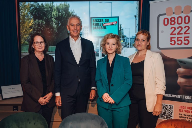 „Lieber ein Anruf mehr!“ – Neue Kampagne macht Frauenhelpline im öffentlichen Raum sichtbar.