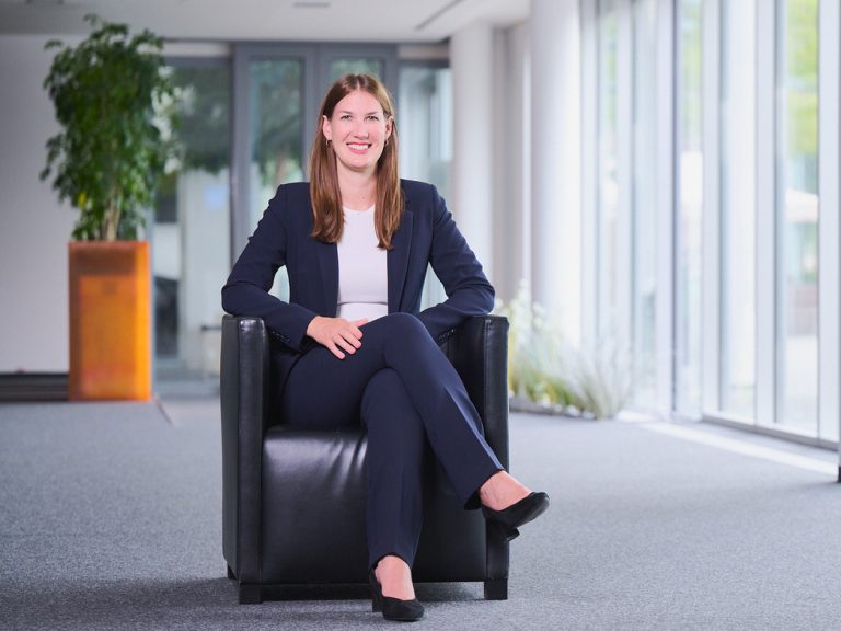 Erste weibliche Vorständin: Cornelia Hofer in den Vorstand der Porsche Versicherung berufen