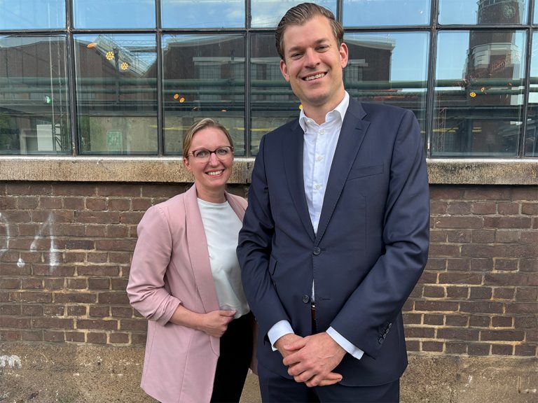 Zwischen Elternzeit und Exzellenz: Wie Tatjana Hanert und Mischa Zeiss bei der DZ BANK Familie und Führung leben