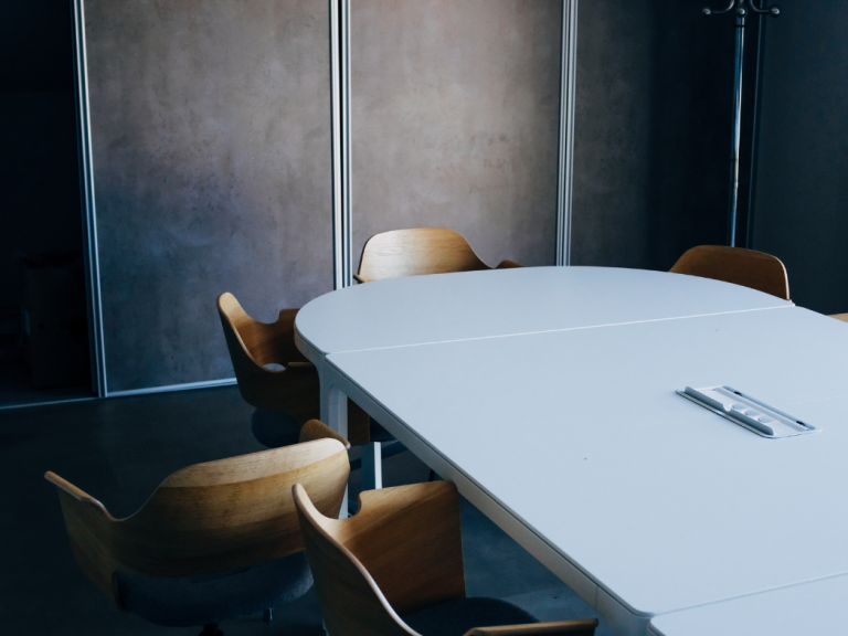 Menschenwürde ist nicht verhandelbar: Wie Unternehmen in polarisierten Zeiten Haltung zeigen können