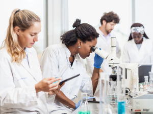 Weibliche Talente stärken: Unternehmen setzen auf MINT-Förderung