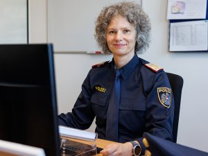 Von der Kappe bis zur Stiefelsohle:  Wer stattet die Polizei aus?