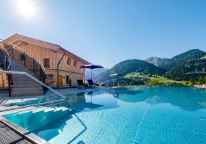 HOTEL IN DER NÄHE VON ELLMAU:  Chalets, Champagner, Charme – chillig!