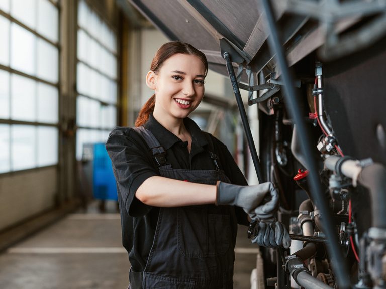 FRAUENPOWER GESUCHT Mit einer  Lehre bei den ÖBB durchstarten