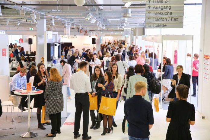 herCAREER_2018_Aussteller-und-Besucher-im-Gespräch_Pressefoto_download