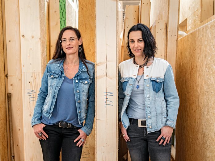 Auf dem Weg zum Holzbau in Vollendung: Die beiden Schwestern Gundi und Birgit Maier leiten die größte Holzbaufirma Salzburgs – und 140 Mitarbeiter*innen, die individuell gefördert werden.