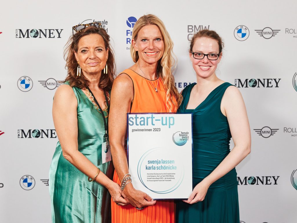 Freut sich über den Female Finance Award: Svenja Lassen (Mitte)