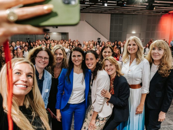 Lara Sophie Bothur mit Jasmin Lampert, Verena Binder-Krieglstein, Desislava Wallner, Isabella Gruber, Tanja Kienegger, Michaela Ernst, Marietta Babos und Eveline Pupeter (c) Philipp Lipiarski