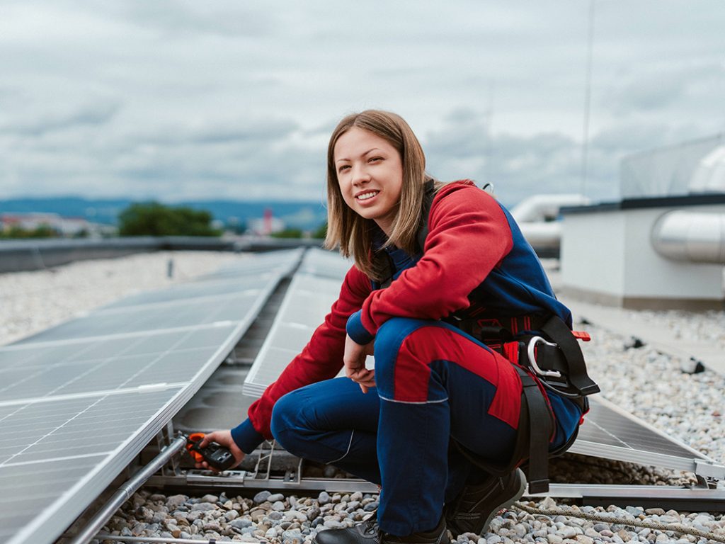 Weibliche Lehrlinge bei der ÖBB bekommen eine Top-Ausbildung. Ebenfalls attraktiv: die faire Entlohnung, die tollen Karrierechancen sowie die Sport- und Gesundheitsprogramme. Und natürlich die freie Fahrt durch ganz Österreich